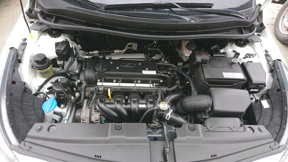 Какой двигатель на солярисе 1.6. Hyundai Solaris 1.4 мотор навесное. Моторный отсек Хендай Солярис 2018. Hyundai Solaris 2015 года под капотом. Хендай Солярис 2017 под капотом.