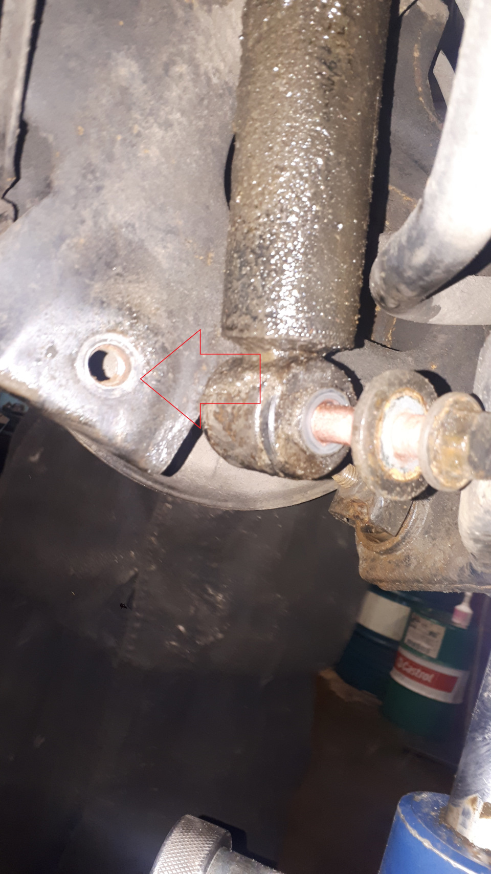 Krok 20 — Tył: wprasuj/załóż wydłużone szpilki z zestawu; kontroluj pion i osadzenie łbów. — Ford Mondeo Mk4 FL