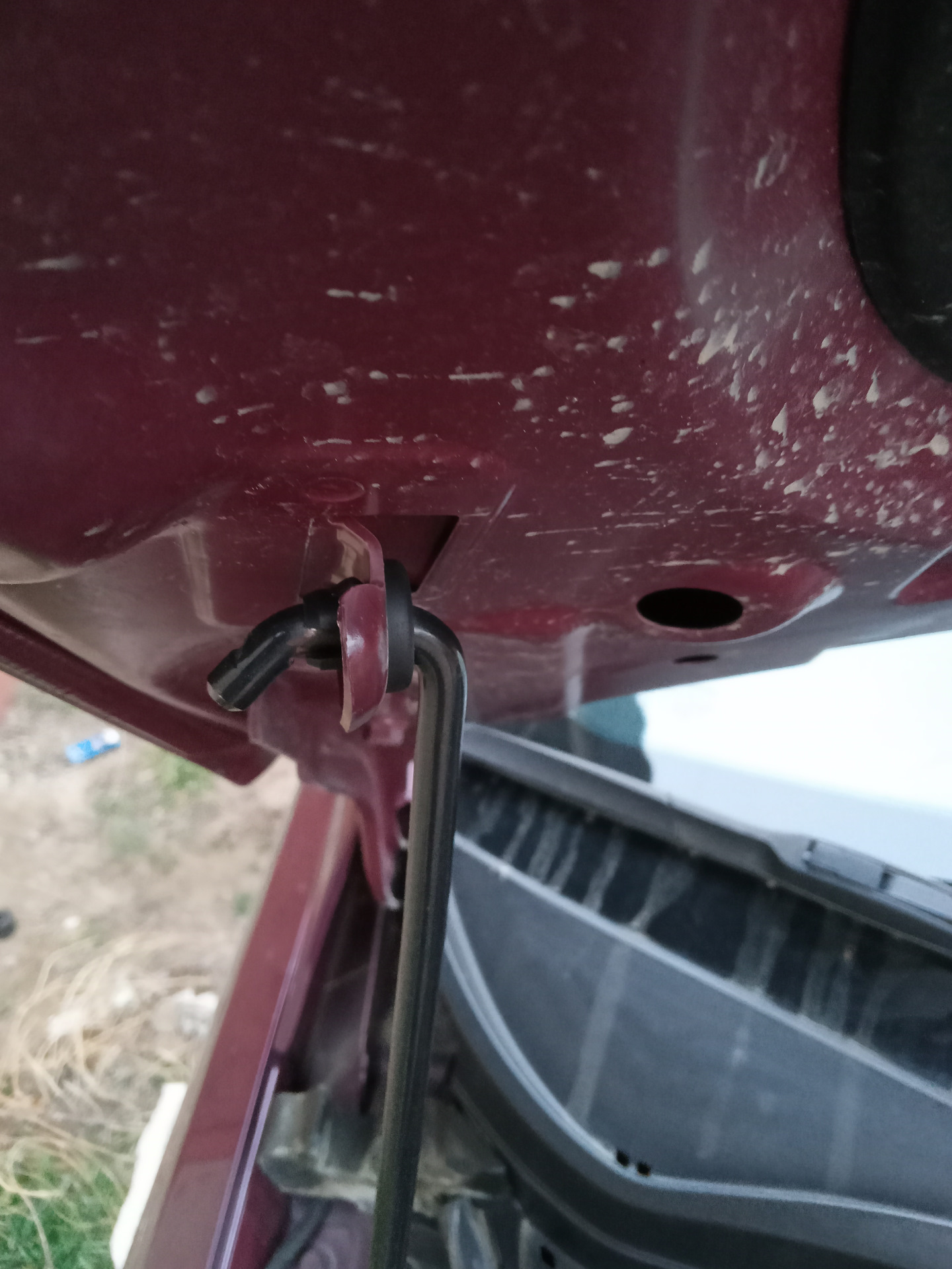 Замена фиксатора стойки капота — Hyundai Solaris (1G), 1,6 л, 2012 года ...