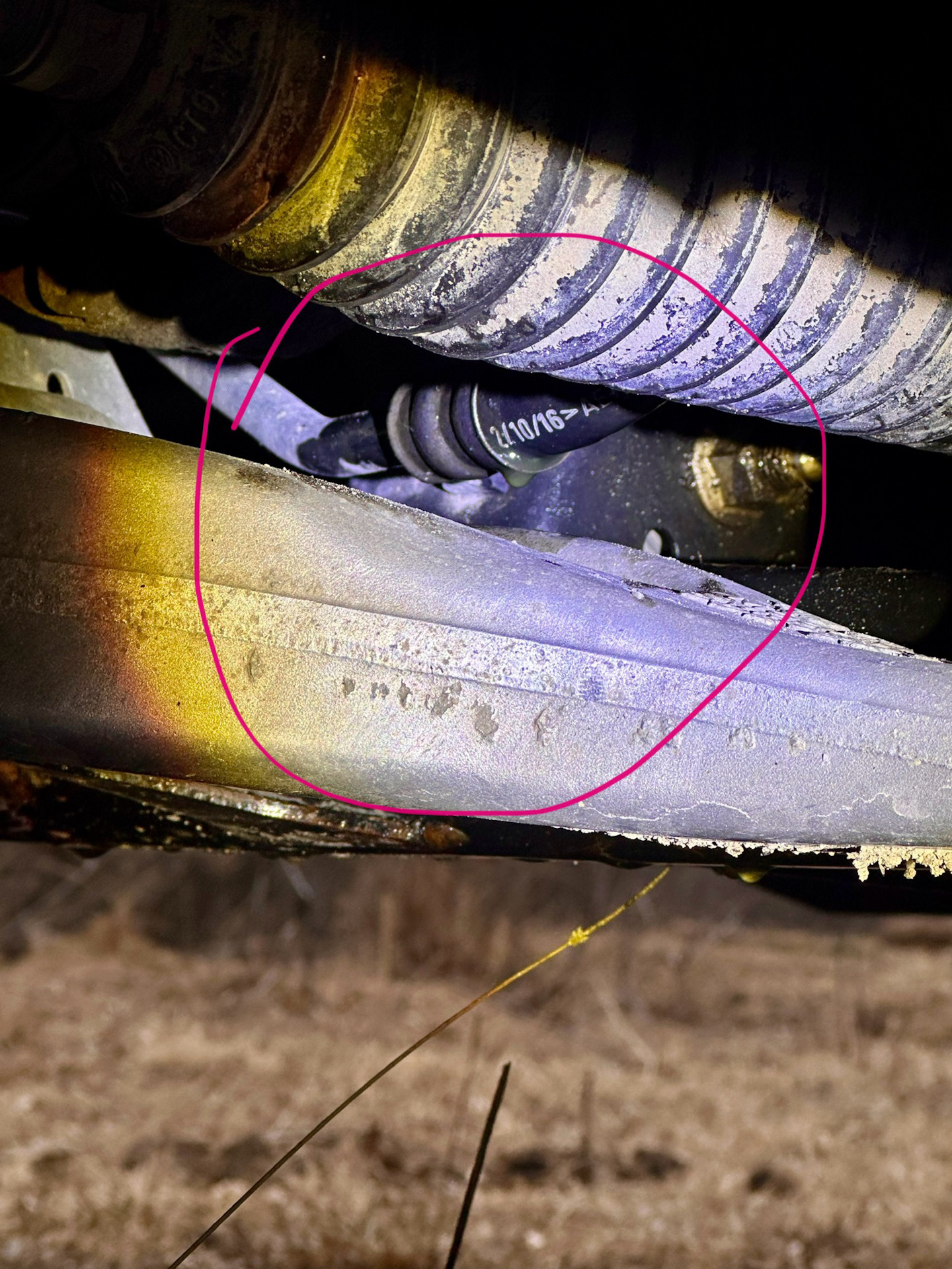 Жидкость гур getz. Течь гидроусилителя т4. Течь гидроусилителя рено логан. Уплотнительные кольца трубок гур пежо 406. Вытекла жидкость гур.