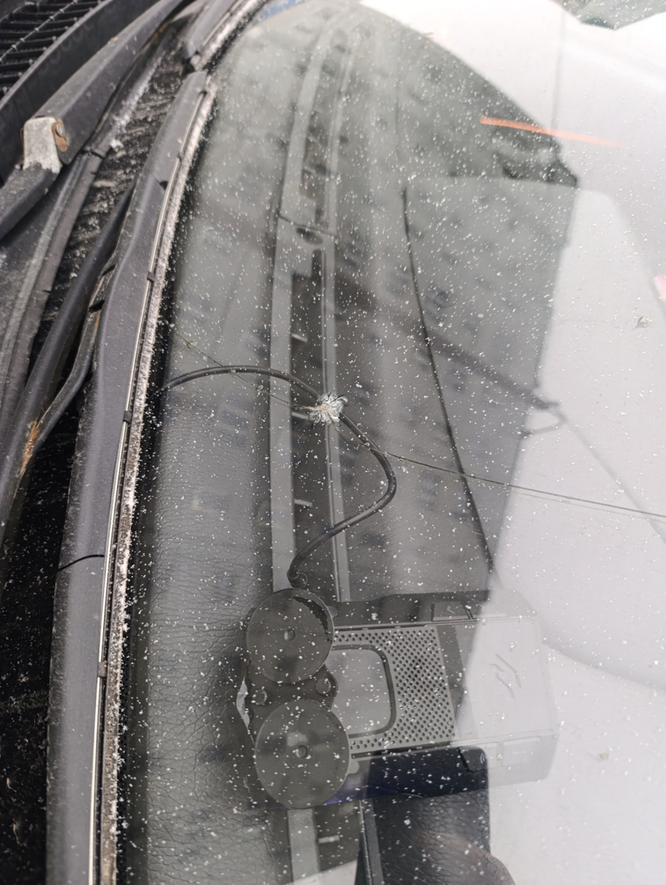 Левая нижняя сторона, трещина прям перед глазами сверху до низу — Lada 21124