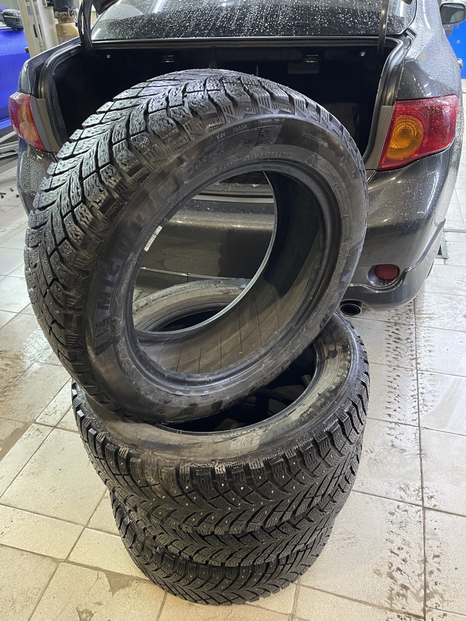 Это зимние Michelin X-Ice North 4, на передних двух отсутствует по 2-3 шипа, на задних все на месте. Думаю для одного сезона вполне сносно👍🏼 — Toyota Corolla (140/150). Запчасти на фото: Michelin X-Ice North 4