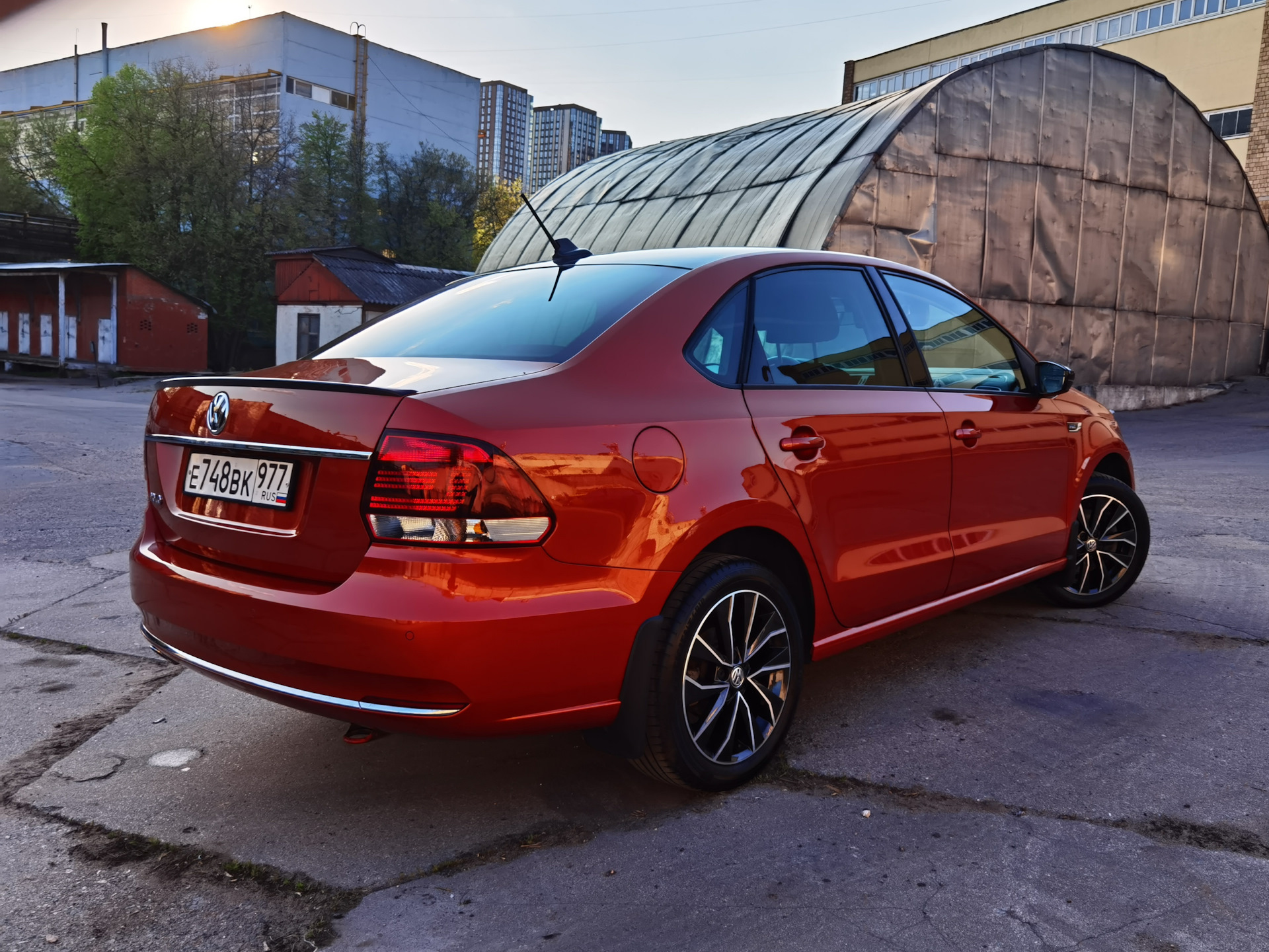 Оранжевый VW Polo sedan 2013