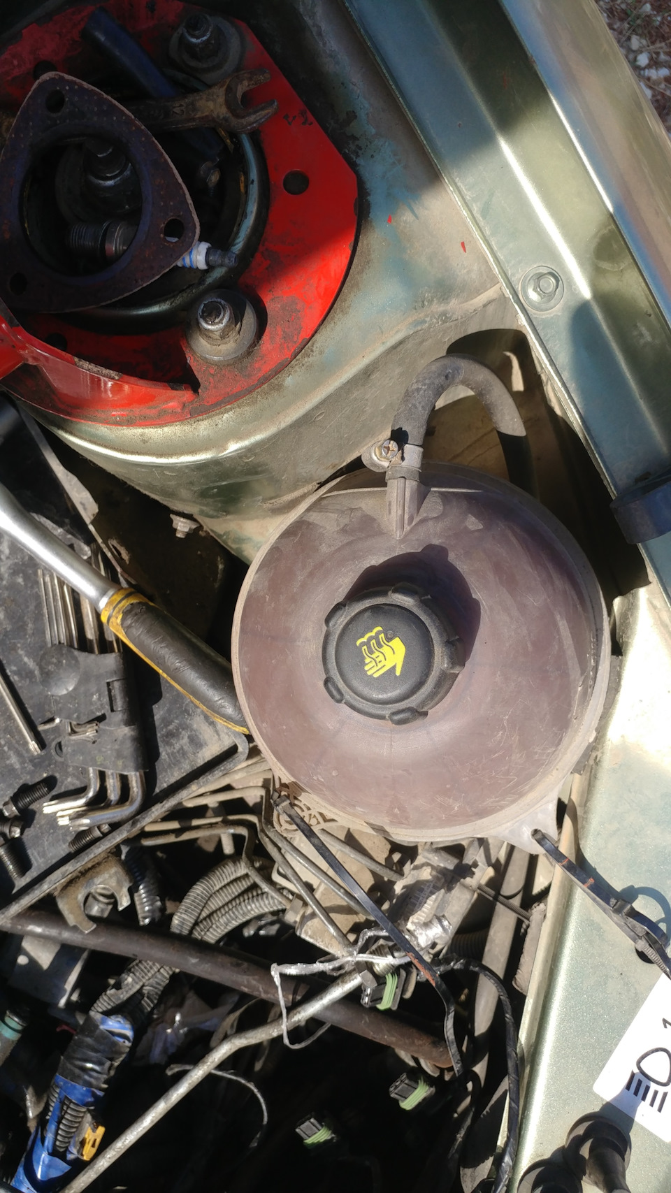 Поставил на калину расширительный бачок от весты. — Lada Калина ...