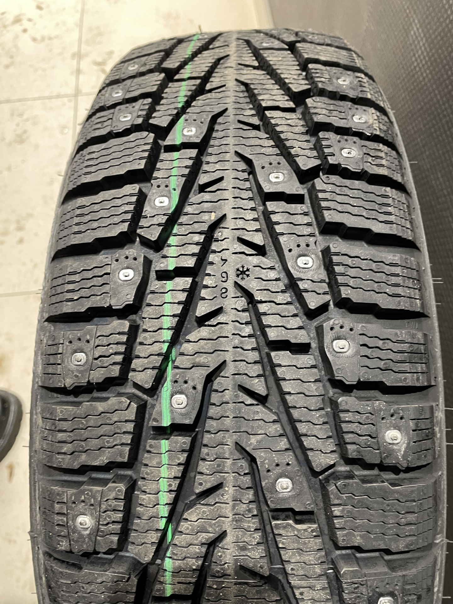 Стрелки на колесах в какую сторону ikon tyres nordman s2 suv. Ikon tyres nordman 7 suv. Nordman 7 suv 225 60 r18 отзывы. 225-60-18 nokian tyres nordman 7 suv шип размер. А/шина nokian nordman 7 suv 265/60 r18 t 114.