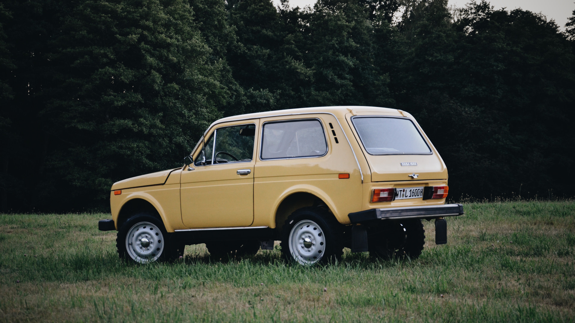 Включить лад 4. ВАЗ 2121 Нива 1980. Нива ВАЗ 2121 1980 года. Нива 1980 Lada 4x4. Нива 1980 сзади.