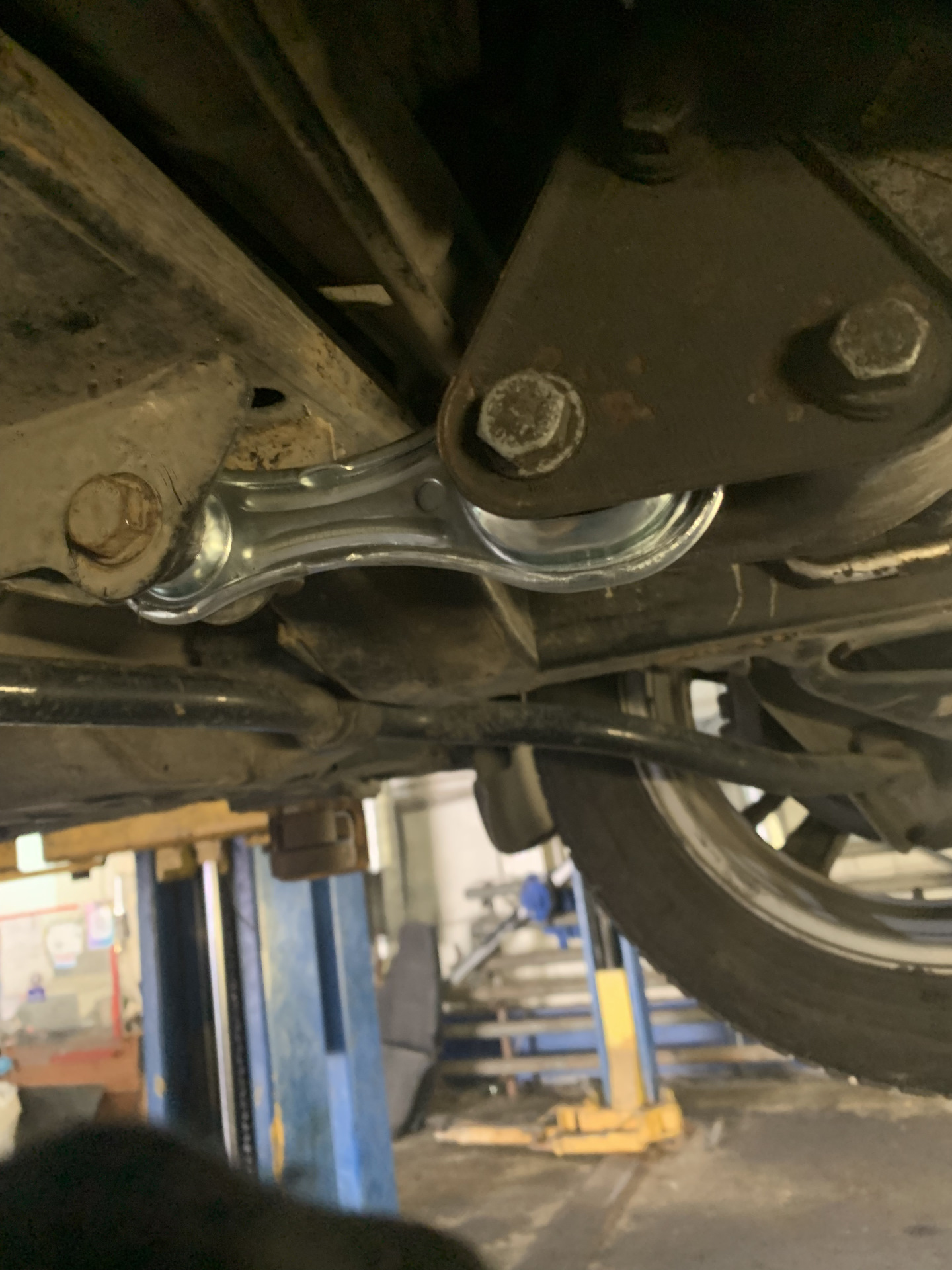 Усиленная подушка двигателя. Ужасная вибрация. — Lada Ларгус, 1,6 л ...