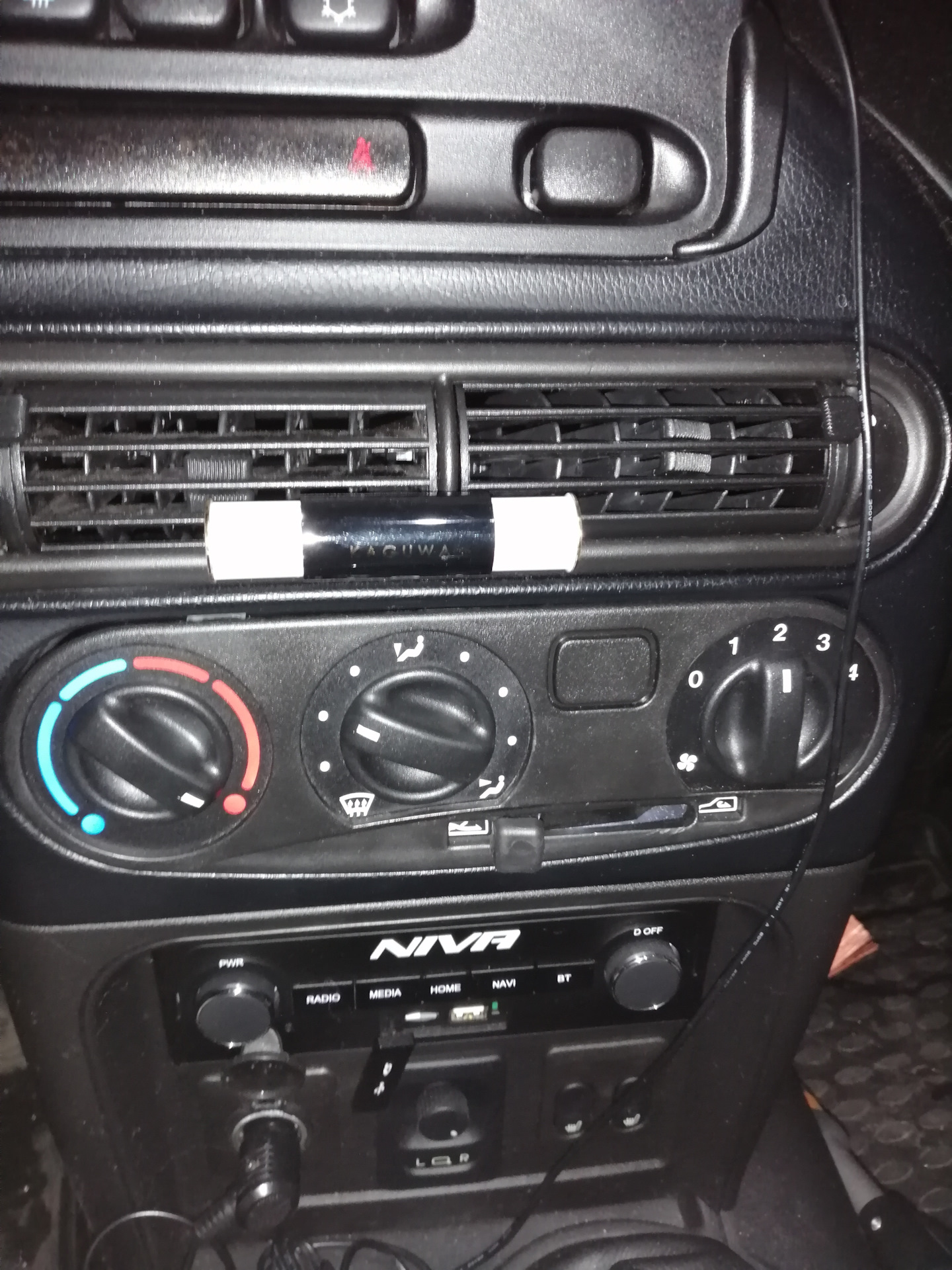 Крутилка на ниву. Нива шевроле крутилки мазды. Доработки заз 1103. Блок отопителя 2110 на ниву шевроле. Блок управления климатом шевроле нива.