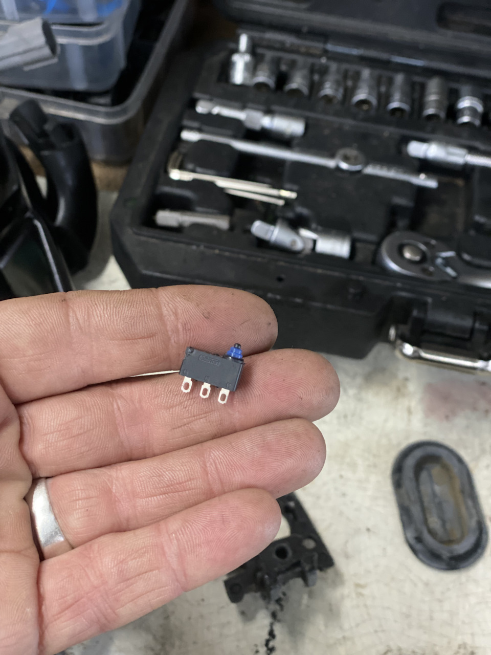 Мильчако́в・確認用② Замена микриков в дверной ручке — Cadillac CTS (2G), 2,8 л, 2009