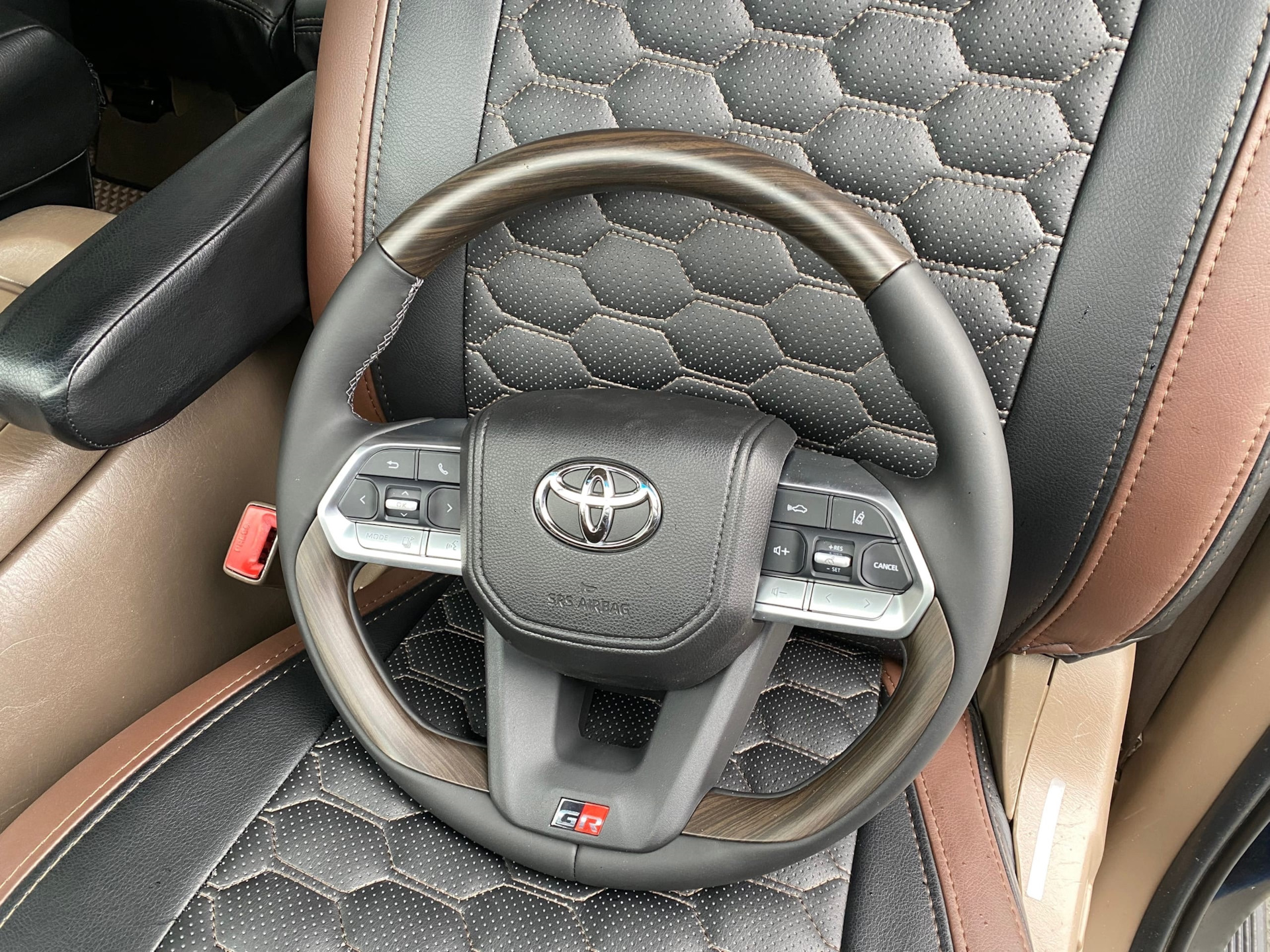 Руль land cruiser 300. Руль тойота ленд крузер 300 2016. Руль land cruiser 300. Руль прадо 150 карбон. Руль lc100.