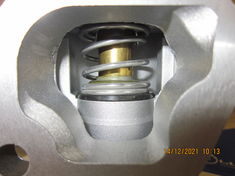 Вход. Клапан имеет резиновое уплотнение, ввиду чего на 100% герметичен — Lada Vesta SW (1G)