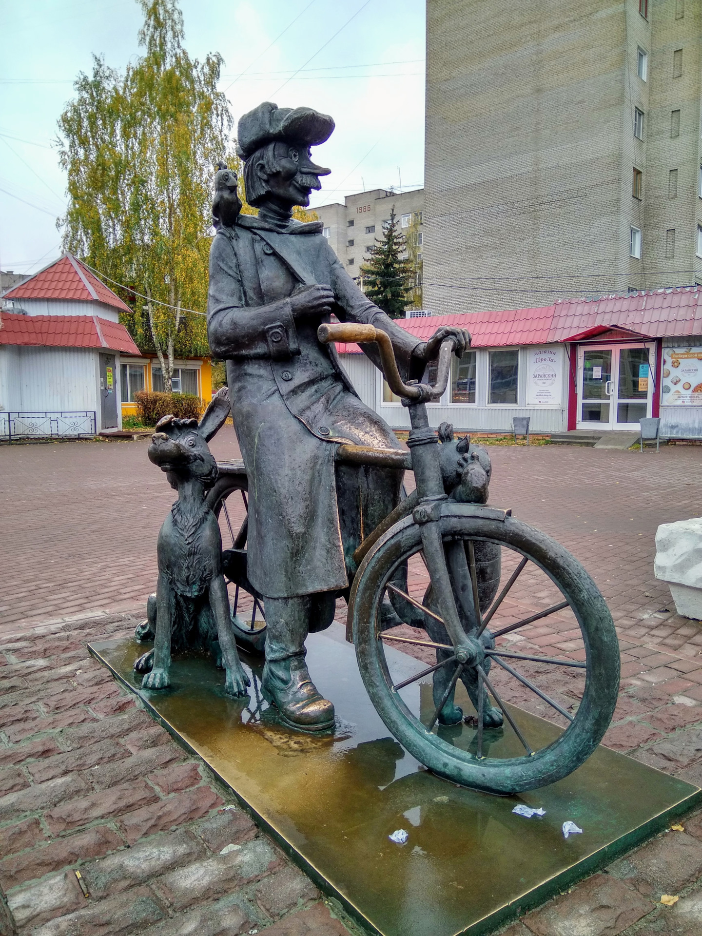 Луховицы зарайск. Памятник Печкину в Луховицах. Почтальон Печкин памятник в Луховицах.