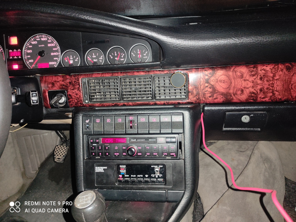 а в бардачке лежит YATUR, если заметили на экране как раз номер диска и трека, ну и аукс торчит из бардачка — Audi 100 (C3)