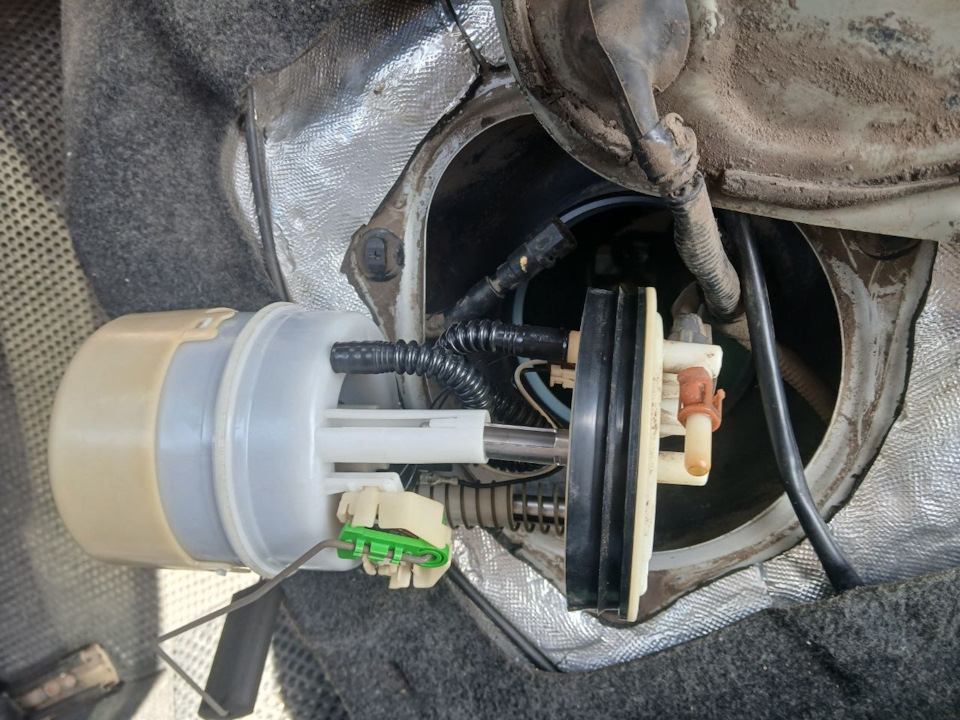 . — Nissan Tiida (1G)