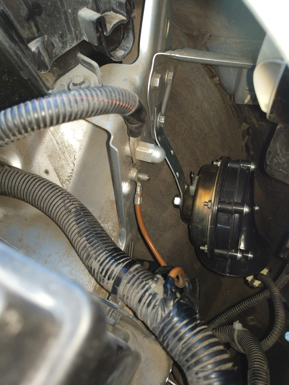 Установленный сигнал низкого тона слева — Lada Vesta SW Cross (1G)