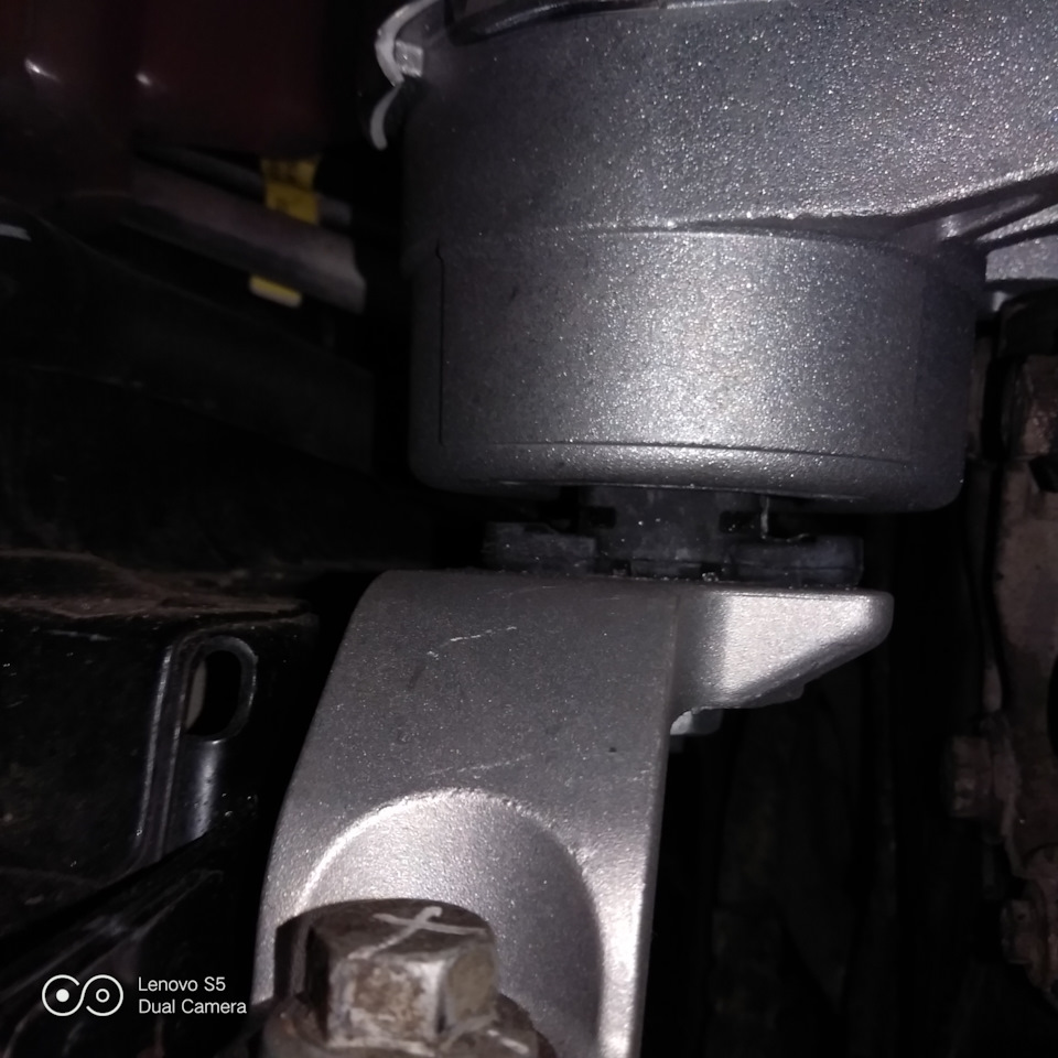 Причина вибрации форд фокус 2. Гидроопора двигателя форд фьюжн. Подшипник компрессора кондиционера фокус 2. Подушка двигателя форд фокус 2. Гидроопоры двигателя.