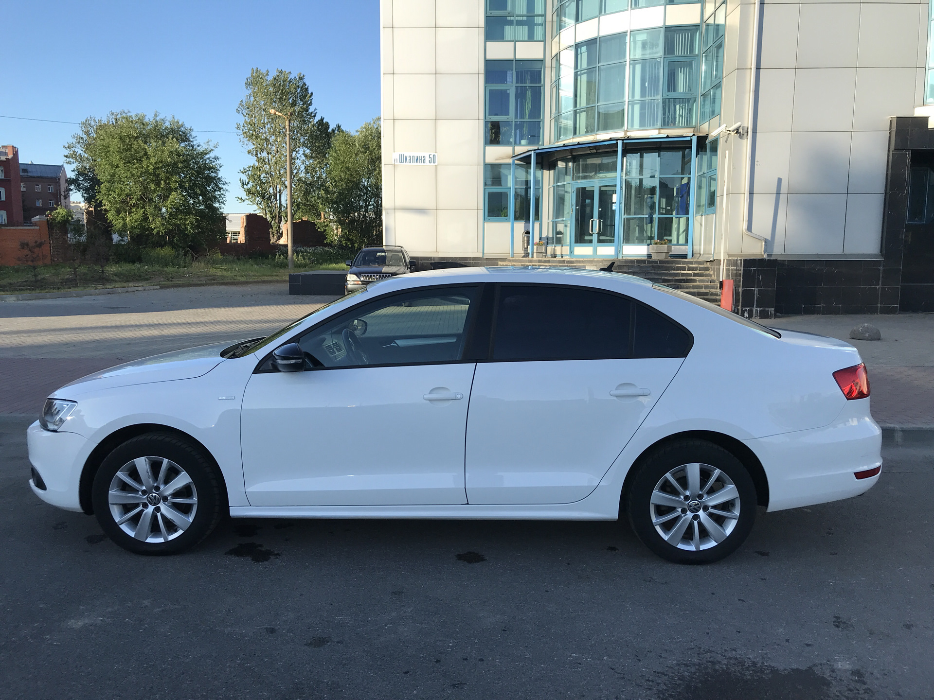 Белый Volkswagen Jetta 6 на литье r16