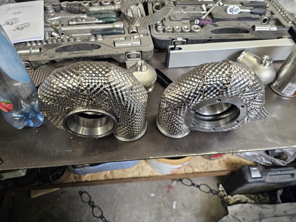 Картинка хватит смотреть на мою кружку. Довольно смотрел. Довольно смотрел. Довольно смотрел. Мем мужик не понимает мультик.