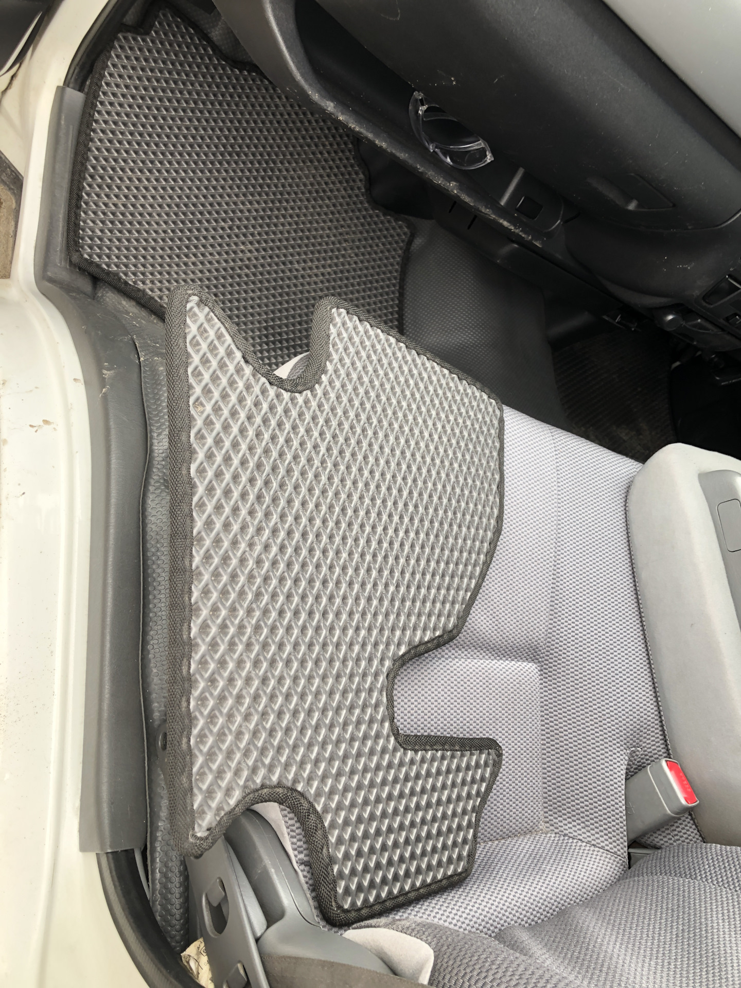 Эво-Коврики — Toyota HiAce (H200), 3 л, 2009 года | аксессуары | DRIVE2