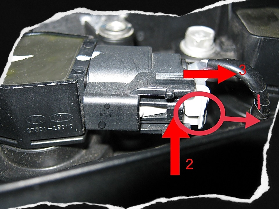 Нужно потянуть фиксатор, как указывает первое действие. После этого нажимаем на фиксатор, указал стрелочкой 2. Затем вытаскиваем штекер! Осторожно, главное не торопиться, чтобы не сломать фиксаторы. — KIA Rio X-Line