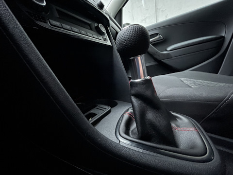 Как снять чехол кпп поло Бортжурнал Volkswagen Polo Sedan Deep Black рестайлинг