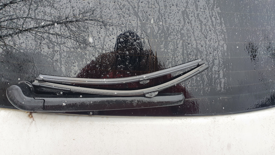 сверху — старая со сдвинутым креплением, внизу — новая доработанная — Audi Q5 (1G)