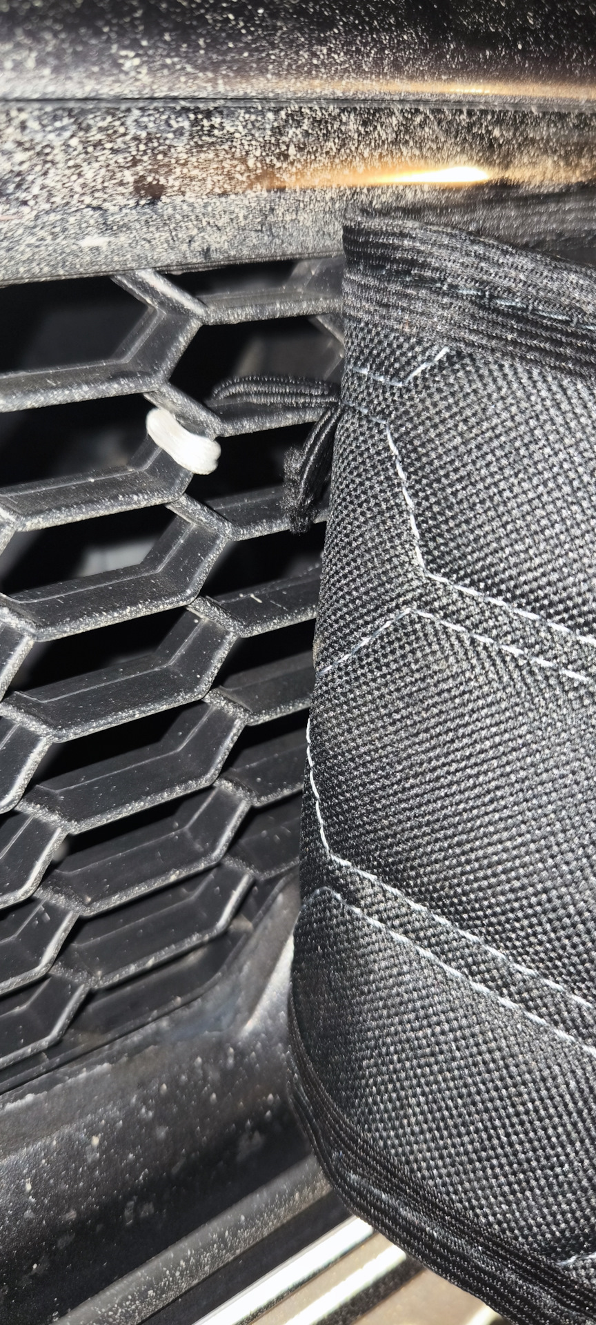 Длина родных крючков больше толщины ячеек, а еще и длина резинки. Сначала хотел перешить, но все же решил просто крепить с лицевой стороны прокидывая через перегородки ячеек. — Mitsubishi Outlander XL