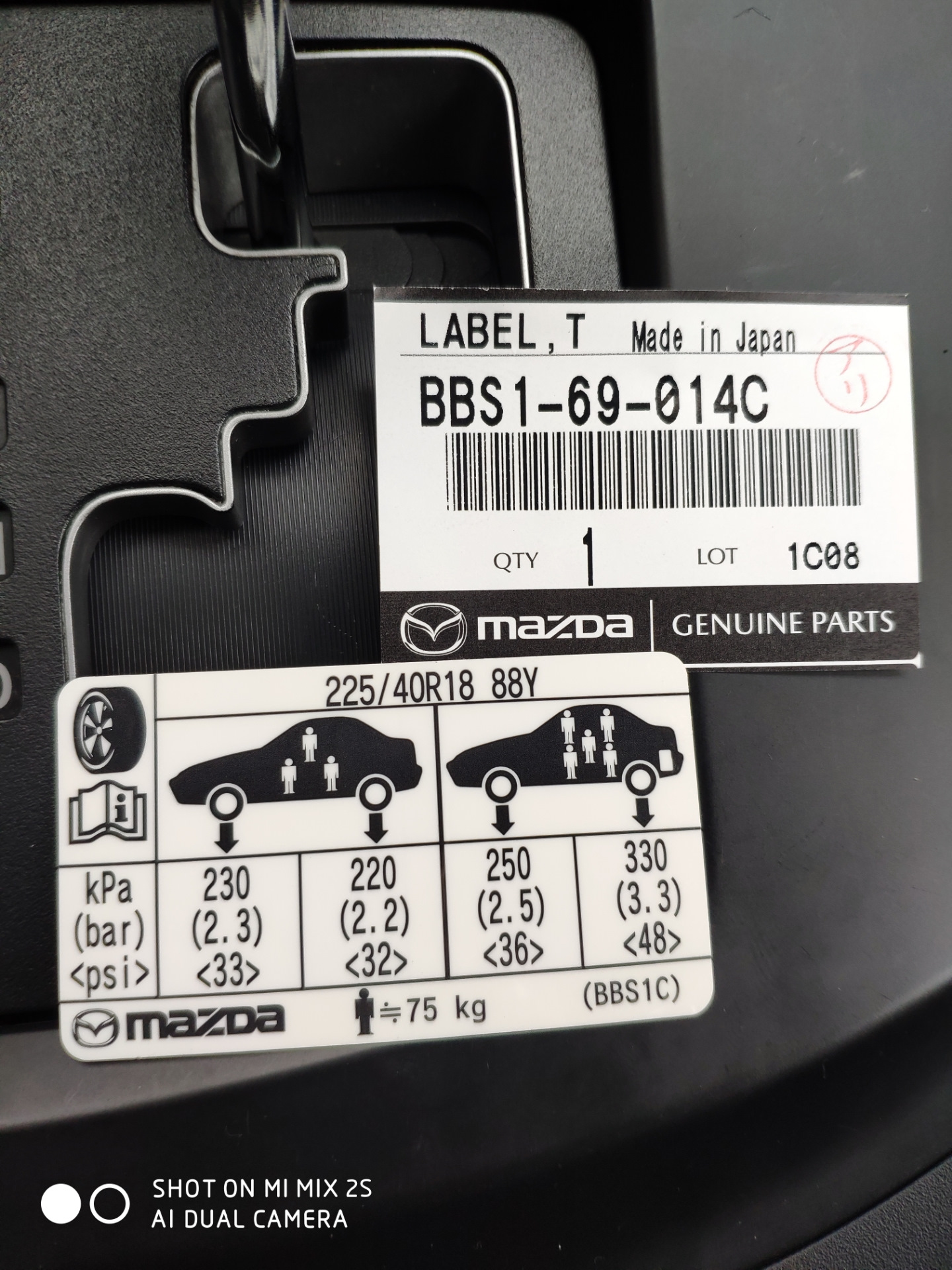 Размер шин сх 5. Mazda cx5 табличка давления в шинах. Табличка давления в шинах на Мазда 6. Информационная табличка размера колеса на тл100. Табличка с давлением в шинах Мазда сх5 артикул.