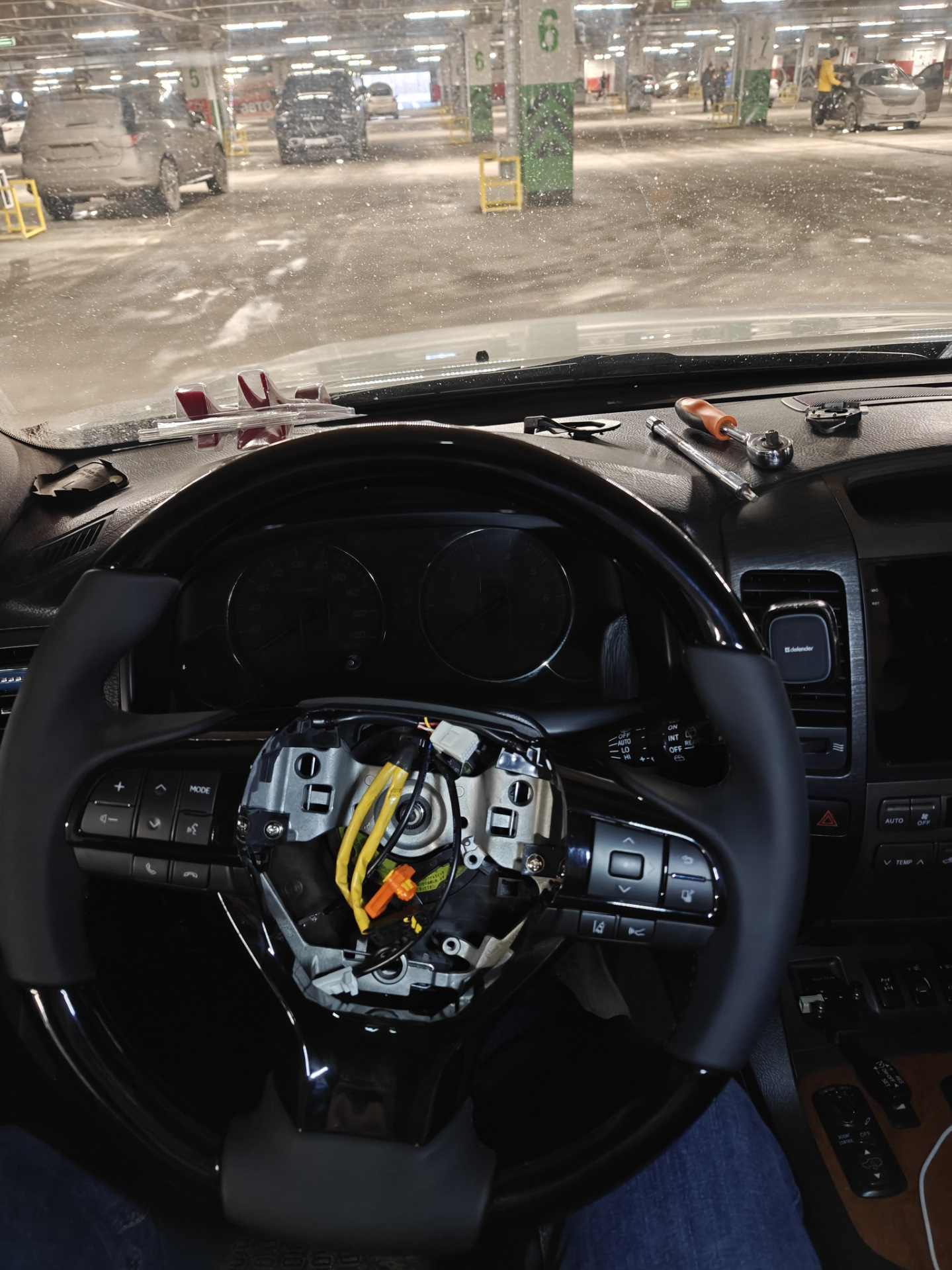 Ставим новый руль в том же положении, что стоял старый, иначе можно шлейф порвать и руль не будет стоять ровно — Lexus GX (UZJ120)