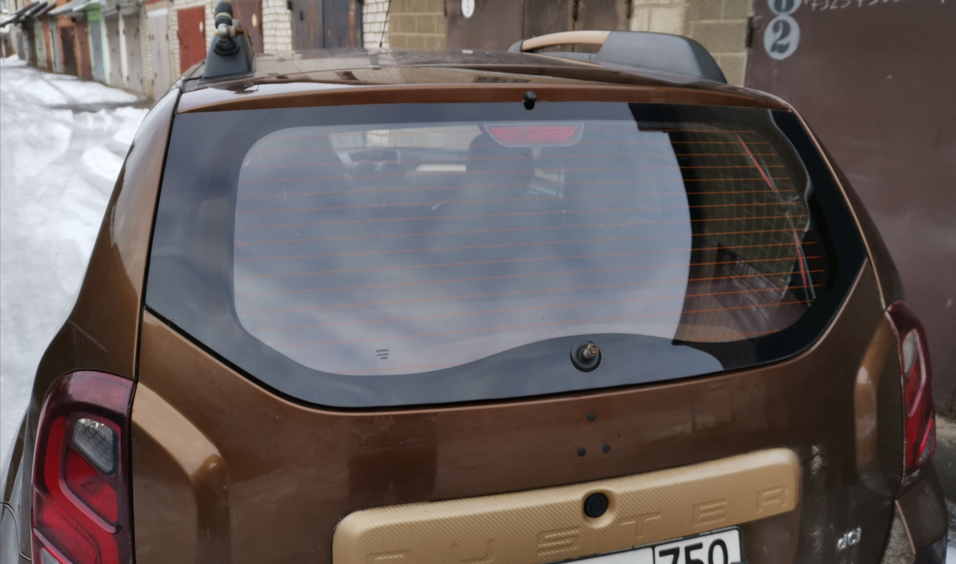Стекло дверь рено дастер. Стекло заднее Рено Дастер 2014. Заднего стекла Renault Logan 2. Заднее стекло Рено Дастер артикул 2017. Рено Дастер заднее стекло Размеры.