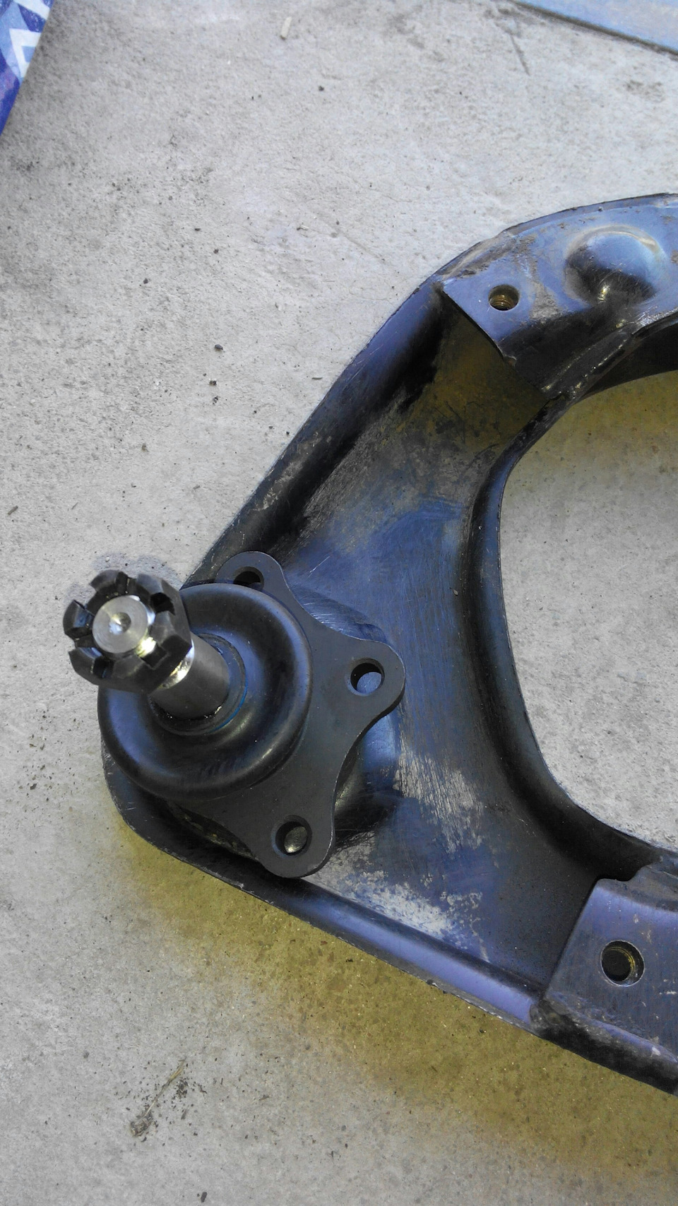 Выбив старую шаровую, примерил новую. Будет крепиться под рычагом. — Hyundai Galloper