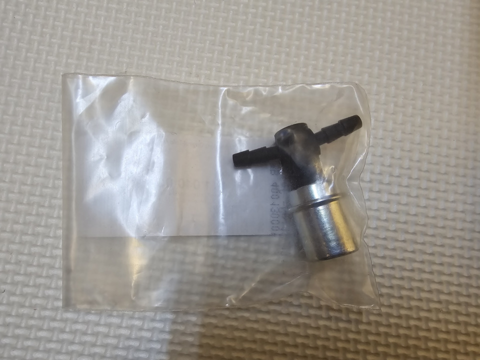 A1110100091 Mercedes клапан вентиляции картерных газов — Mercedes-Benz C-Class (W203). Запчасти на фото: A1110100091