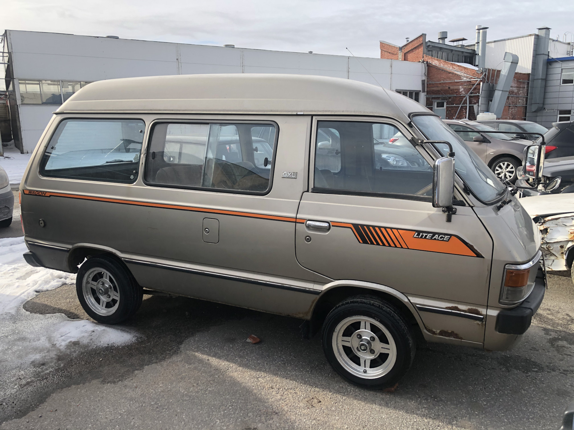 Toyota lite. Toyota Lite Ace. Toyota h1 1990. Диски Lite Ace. Тойота Lite Ace опер.