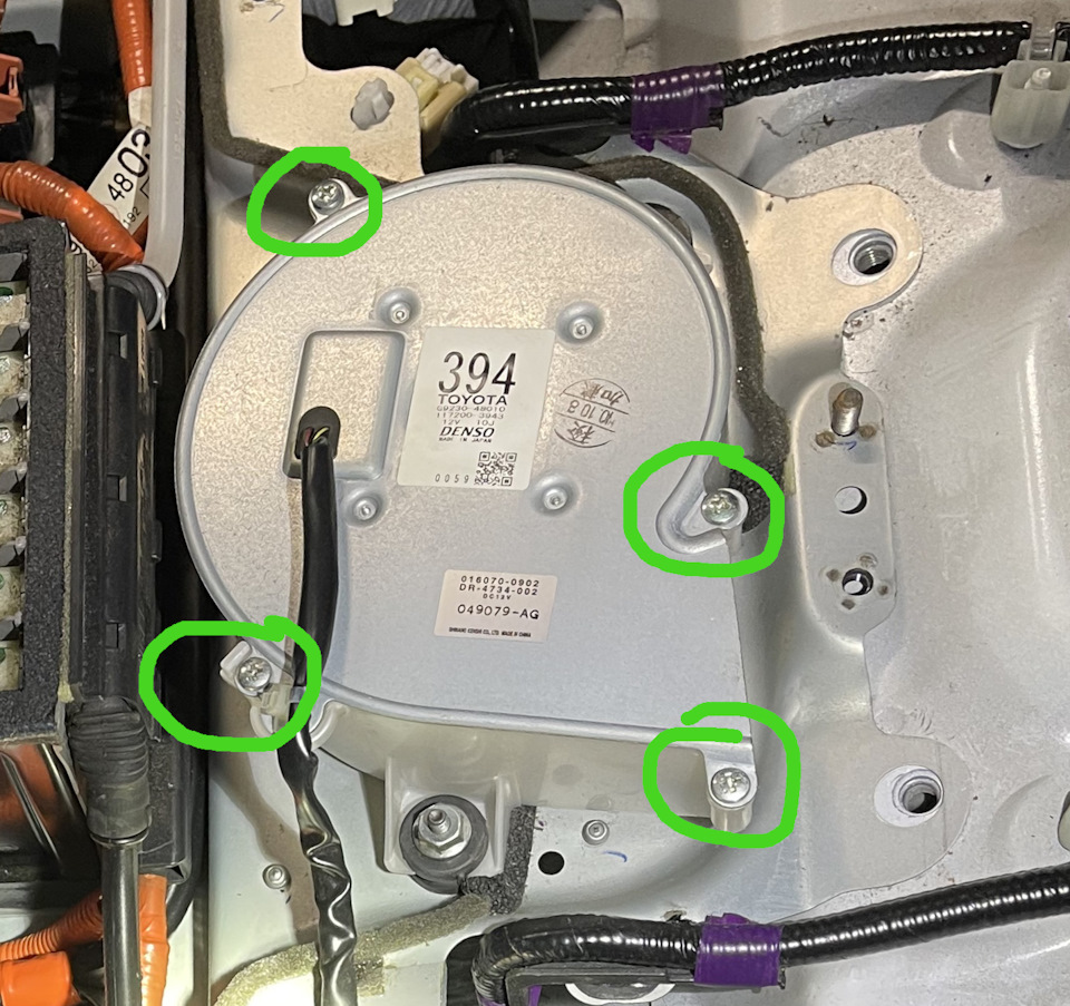 Располовинить вентиляторы открутив по 4 самореза — Lexus RX 400h (2G)