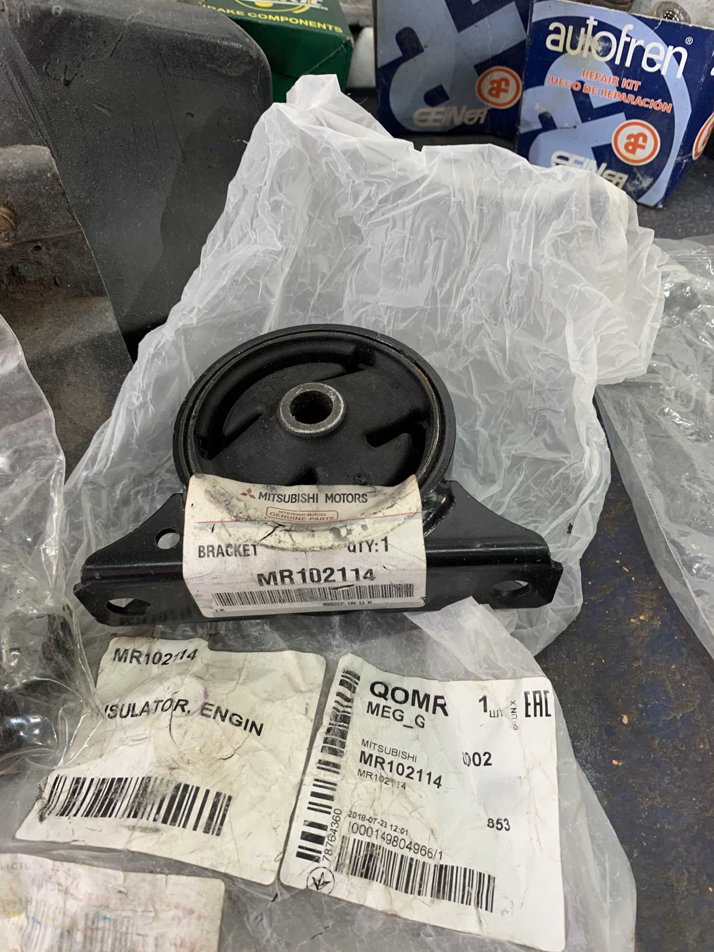 Опоры двигателя — Mitsubishi Carisma, 1,6 л, 2002 года | запчасти | DRIVE2