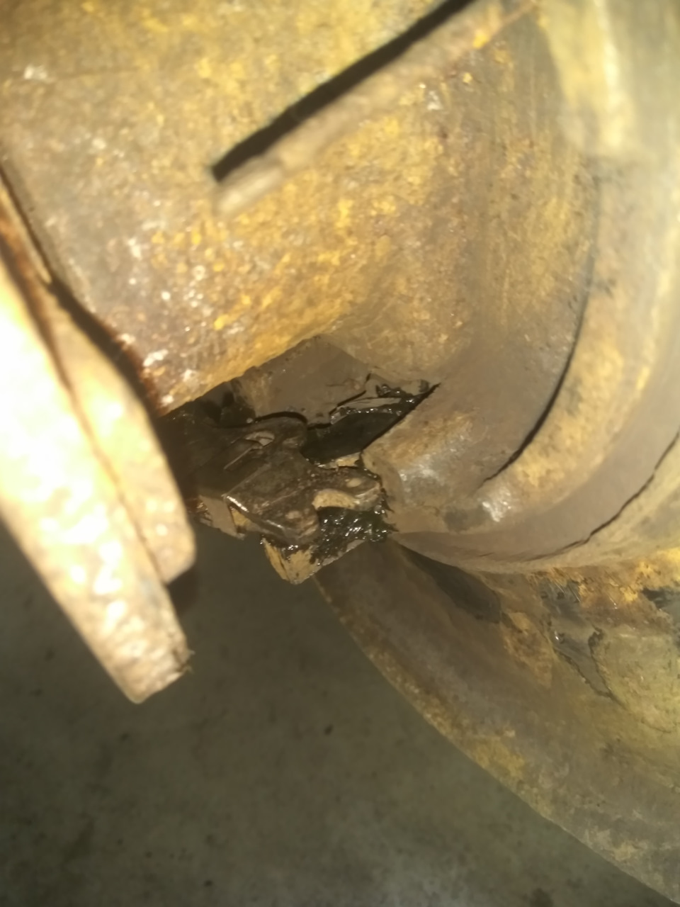 Замена задних тормозных дисков и колодок. — Opel Vectra B, 1,8 л, 2000 ...
