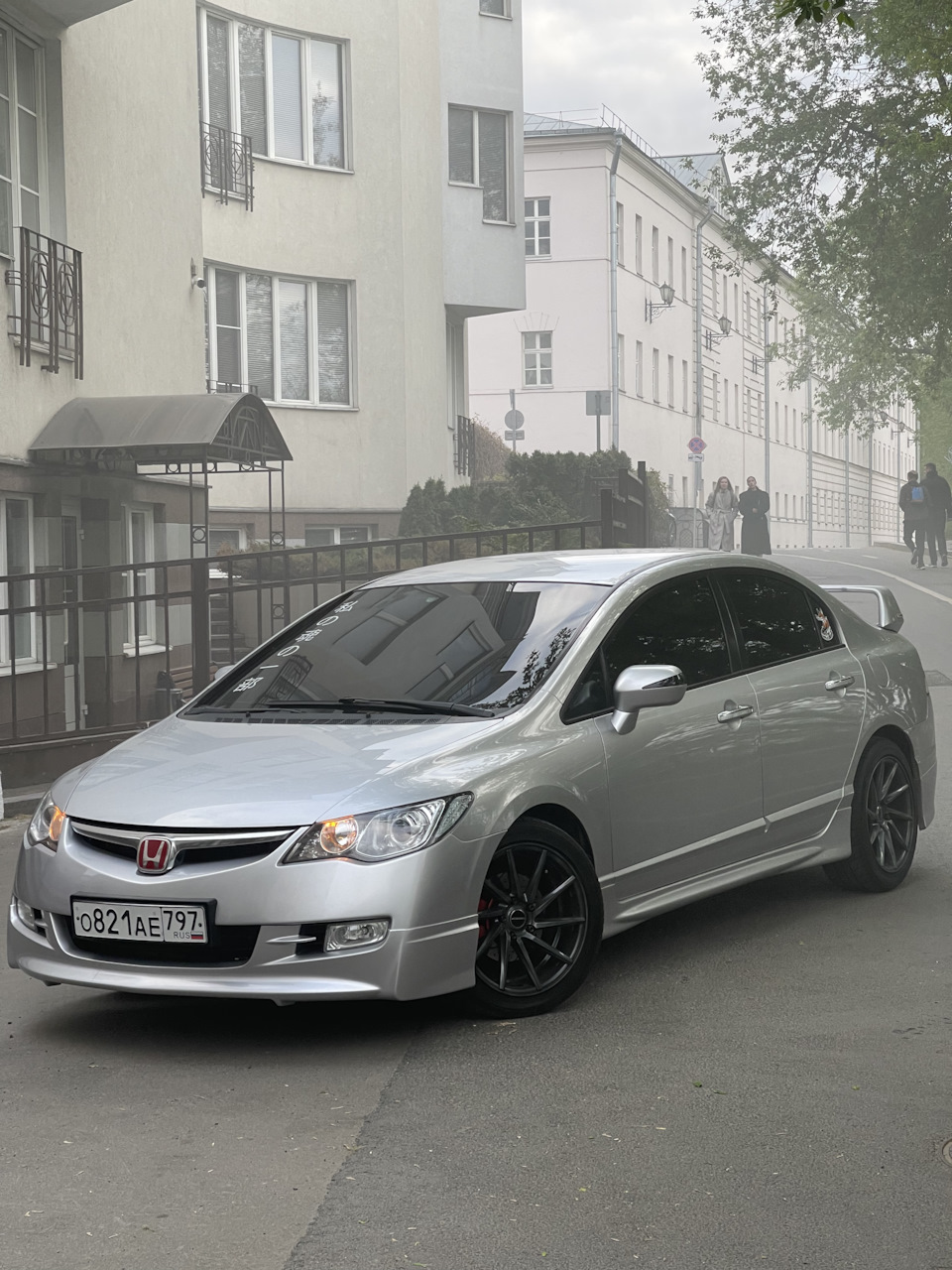 Девушка и Honda Civic 4d