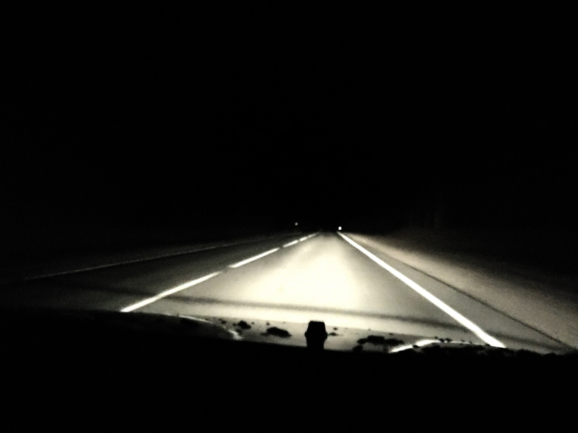 Движение без фары. Свет фар на дороге. Свет фар в темноте. Трасса свет фар. Свет от фар.