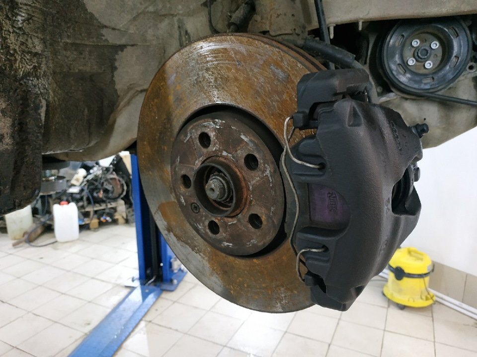 Мерседес 2535 барабанные тормозные колодки. Тормозной диск во время остановки бугатти. Audi rs2 тормоза. Тормозная система ленд ровер фрилендер. Тормозная система королла 120.