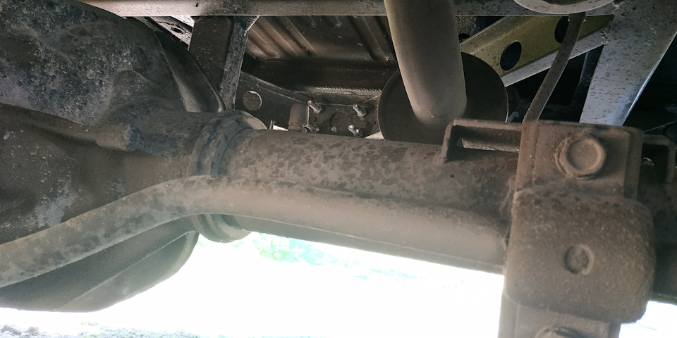 Стучит под днищем. Крепеж для глушителя рено дастер 2013 г передний привод. Volkswagen passat b6 стук в подвеске. Volkswagen passat b6 стук в подвеске. Стучит под днищем.