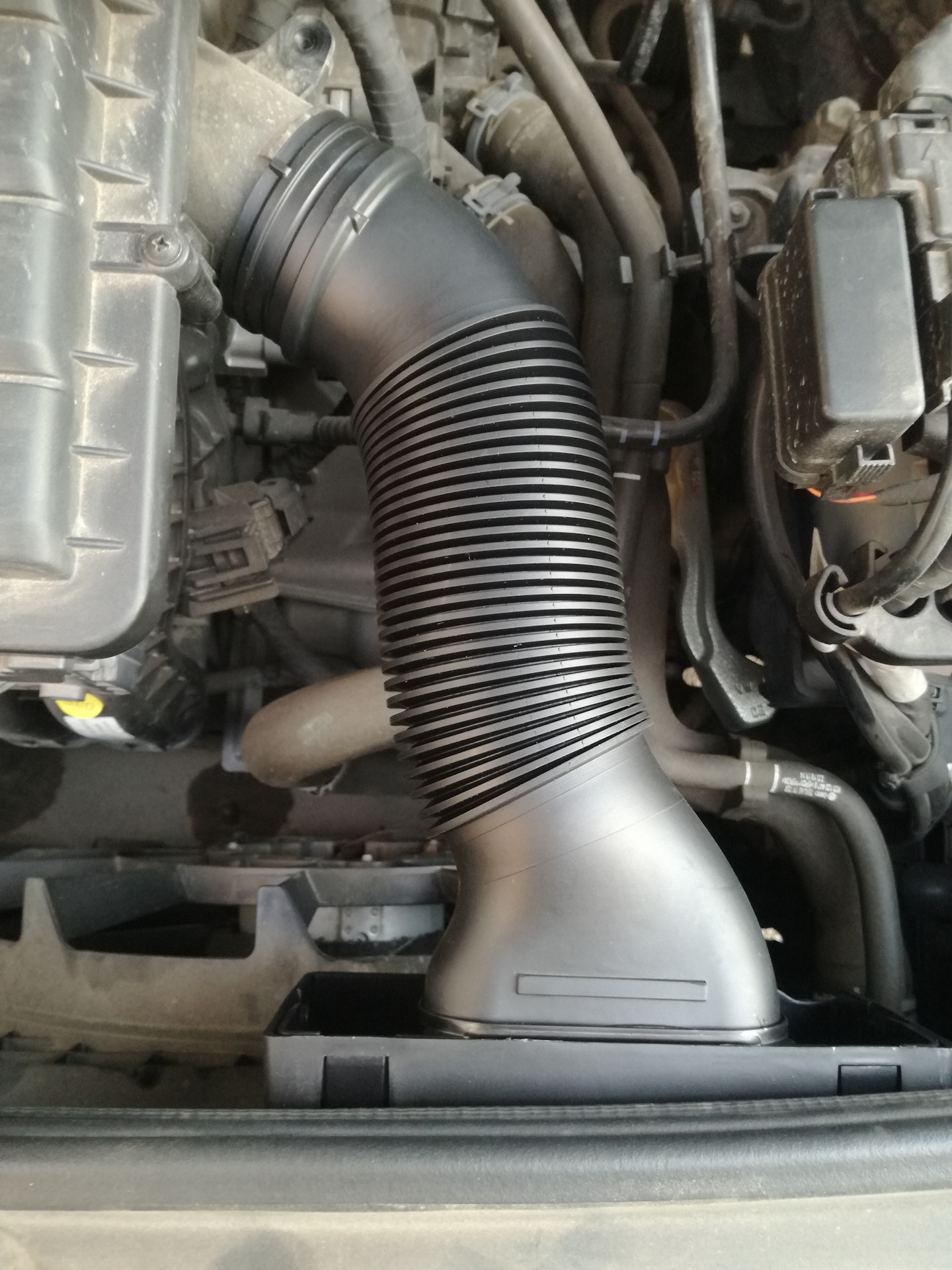 Впуск srt8. Впуск воздуха в двигатель. Впуск воздуха в двигатель. Клапан егр 651 мотор. Air intake.