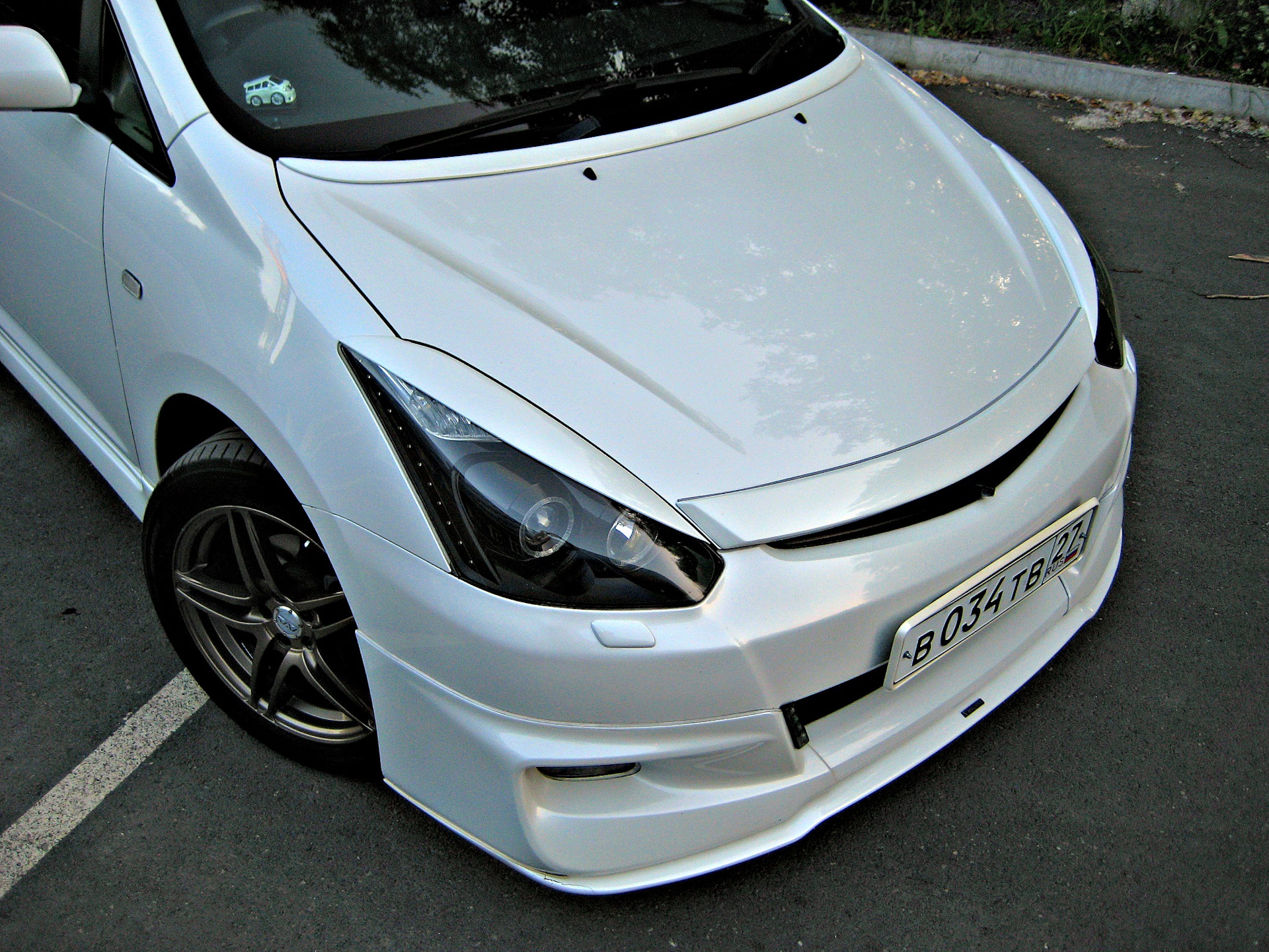 реснички тойота. реснички на фары toyota corolla 120. реснички тойота. тойота королла филдер е120 реснички. реснички на тойота исис 2010.