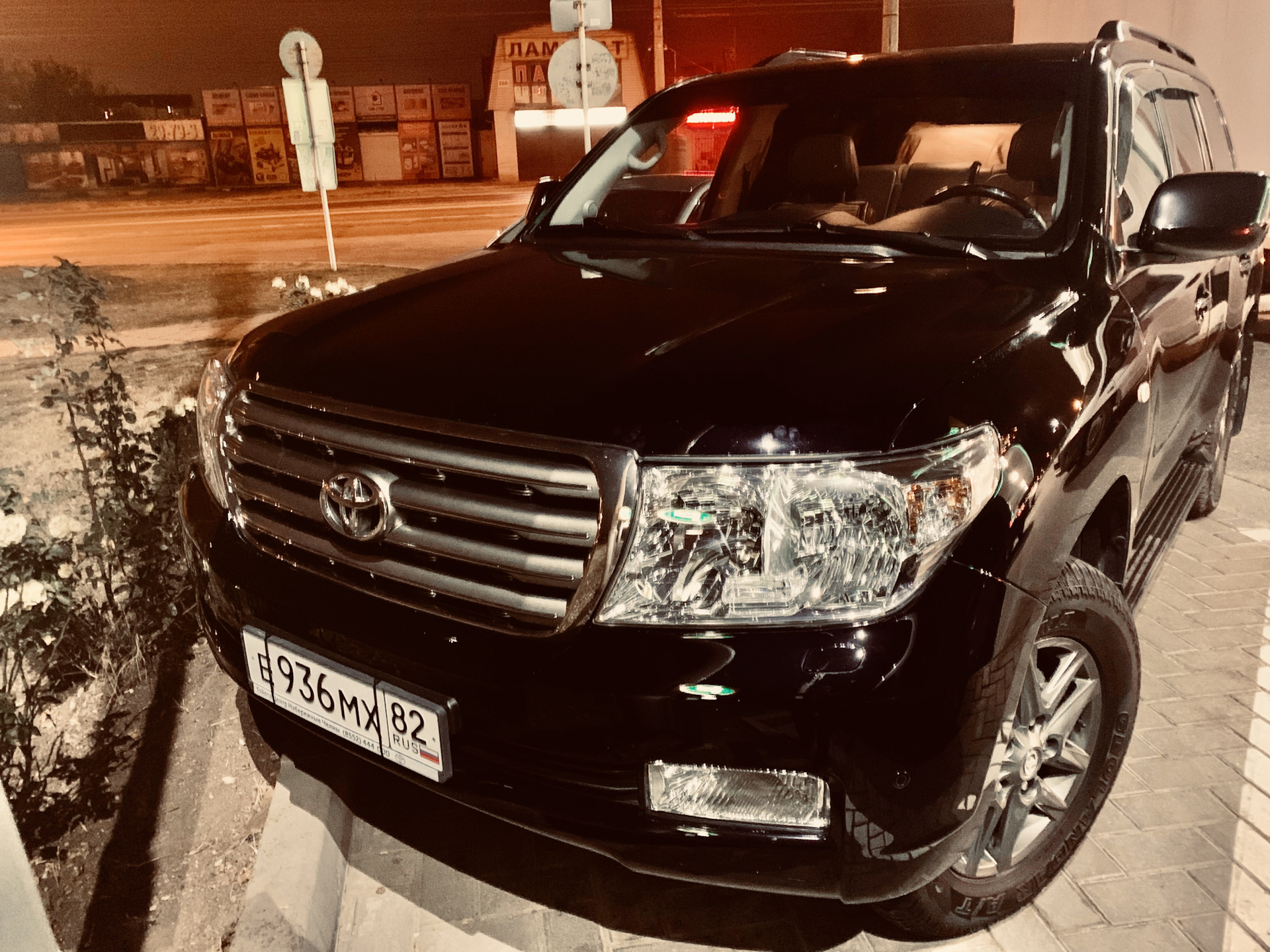 Замена toyota land cruiser 200. Land Cruiser 200 Brownstone обвес. Ленд Крузер 200 дорестайл Владимир ночью. Крузак 200 2010 фары. Land Cruiser 200 2010 тюнинг Brownstone.