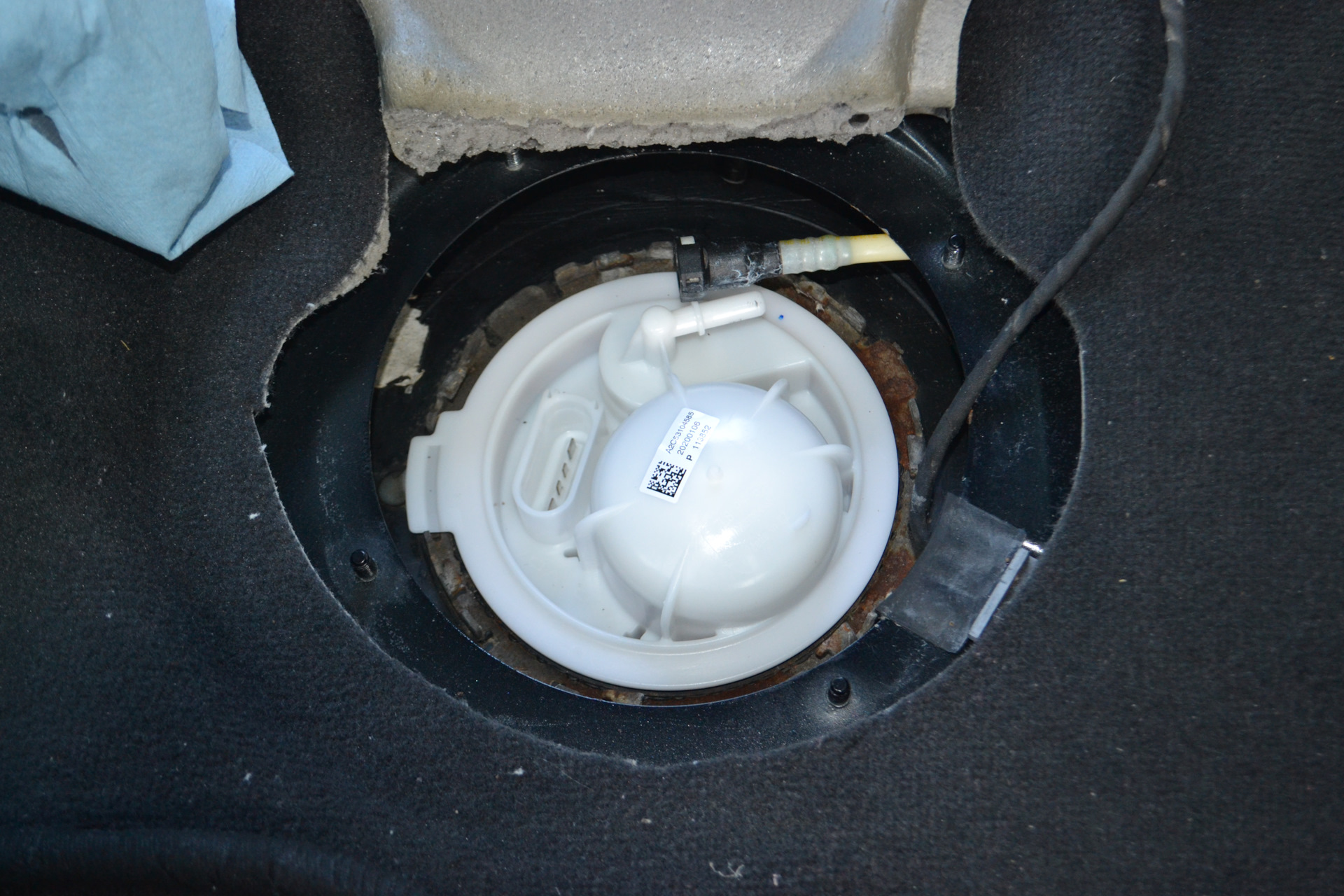 Топливный фильтр ауди sq7. 0 tdi. Топливный фильтр ауди q7. Замена топливного насоса в баке audi q7. Топливный фильтр на ауди q7 2008 года.