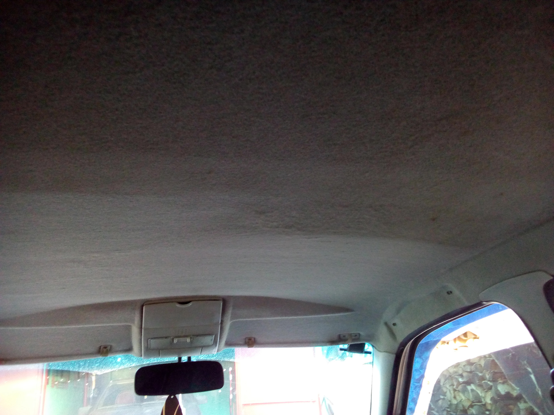 Как почистить потолок в машине