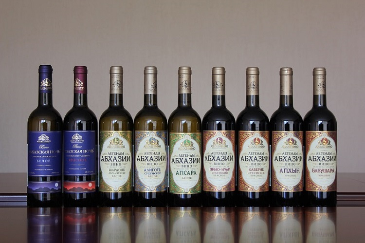 Коньяк старая гагра. Бабушары вино легенды Абхазии. Вино Бзыбь Абхазия. Вино Гудаута Абхазия. Вино Гагра Абхазия.