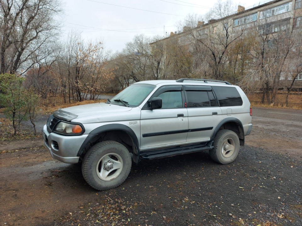 Pokyny pro bezpečné zvedání karoserie vozu Mitsubishi Montero Sport