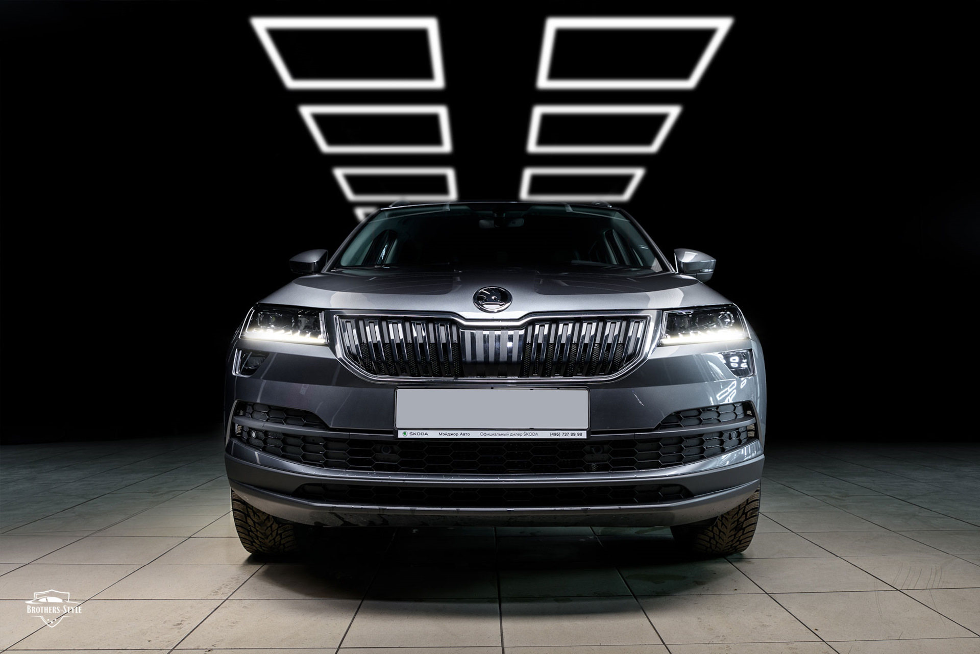 Капот шкода карок. Skoda Karoq 2023. Skoda Karoq в камуфляже. Оклейка Skoda Karoq пленкой. Skoda Karoq дефлектор капот.