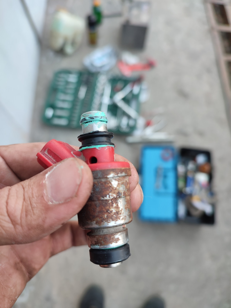 Форсунки ваз симптомы. Ваз 2110 16 подсос воздуха через форсунки. Признаки забитых форсунок инжектора. Форсунки ваз 2114. Льют форсунки 1.