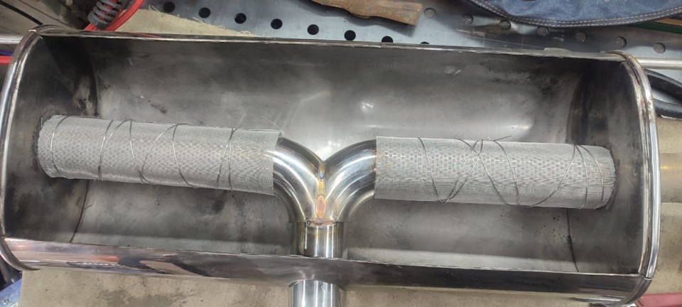 часть трубы сделаны из сетяатой нержавейки, её потом дополнительно обмотали ещё более мелкой сеткой, чтобы новую вату не выдувало — Mazda CX-5 (1G)